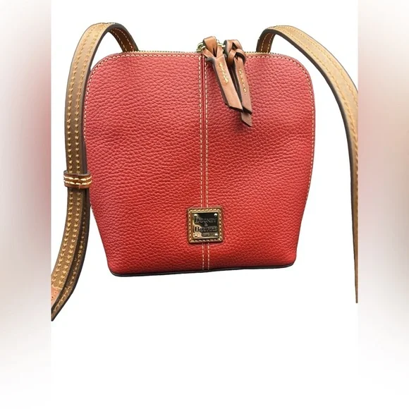 BNWOT 1975 Dooney & Bourke Red Pebble Leather Crossbody Bag D&B Crossbody Bag - Picture 2 of 4